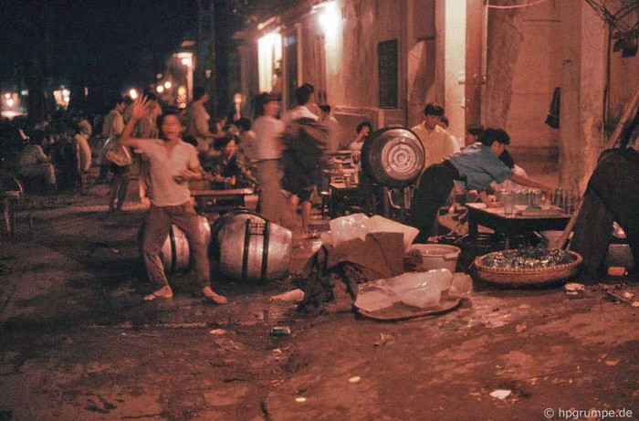 Quán bia hơi vỉa hè, Hà Nội 1991.